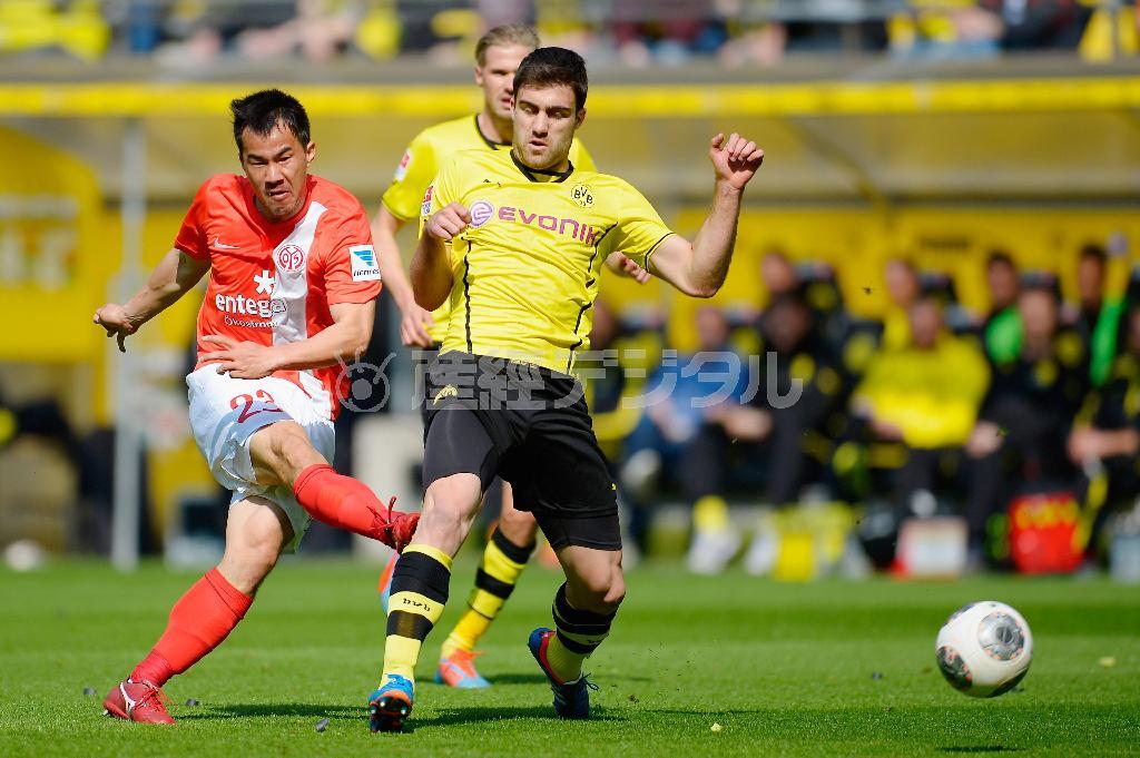 ドルトムント戦の前半、ゴールを決めるマインツの岡崎慎司（左）＝２０１４年４月１９日、ドイツ・ドルトムント（ゲッティ＝共同）