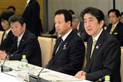 経済財政諮問会議・産業競争力合同会議であいさつする安倍晋三首相（右）＝２２日、首相官邸