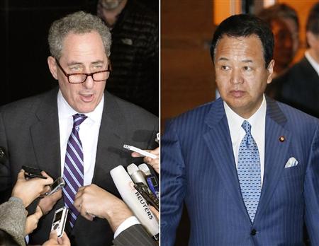 東京都内のホテルで取材に応じるフロマン米通商代表（左）と、首相官邸を出る甘利ＴＰＰ相＝２３日午後