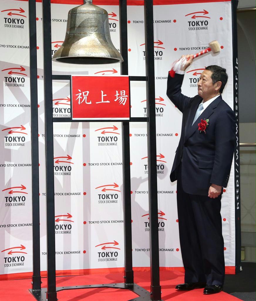 西武ホールディングスが東証第１部に上場したことを祝うセレモニーで鐘を打つ後藤高志社長＝２３日午後、東京・日本橋兜町の東証
