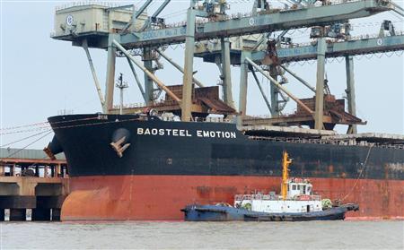 停泊する商船三井の鉄鉱石輸送船「ＢＡＯＳＴＥＥＬＥＭＯＴＩＯＮ」＝２２日、中国浙江省舟山市の港（共同）