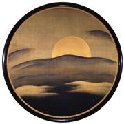 ≪大観と観山の合作『明暗』≫「會津八一記念博物館」の正面ホール階段上に掲げられている。明治から昭和にかけての日本画壇の巨匠、横山大観と下村観山が１枚の巨大な和紙に、一つの画題を手分けして描いた作品。円額は直径４メートル４５センチ。観山が太陽に象徴される「明」を、大観が「暗」を表す雲煙を描いた