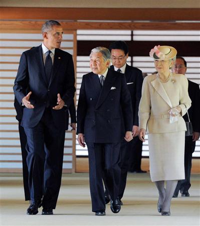 オバマ米大統領と会見に向かう天皇、皇后両陛下＝２４日午前、皇居・宮殿（代表撮影）