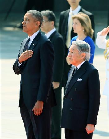 オバマ米大統領と歓迎行事に臨まれる天皇陛下＝２４日午前、皇居・宮殿東庭（代表撮影）