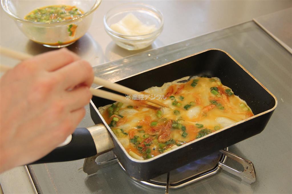 桜エビ入り卵焼き（作り方）＿＿卵を割りほぐし、だし汁、しょうゆ、みりんを加えて混ぜる。さらに桜エビと万能ねぎを加え、卵焼き器で焼く。冷めたら食べやすく切る（田中幸美撮影）