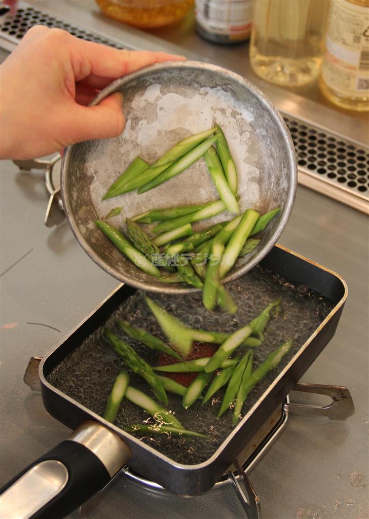 アスパラのなめたけ和え（作り方）＿＿卵焼き器に湯を沸かし、塩少々を加えてアスパラガスを茹（ゆ）でる。ざるにあげて、熱いうちになめたけと和（あ）え、なじませ、冷ます（田中幸美撮影）