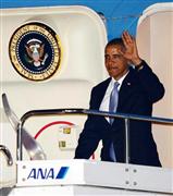 専用機で羽田空港に到着したオバマ米大統領＝２３日夜