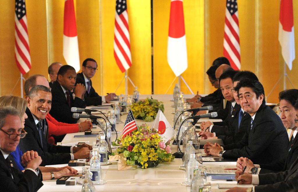 日米首脳会談に臨む安倍首相（右から２人目）とオバマ米大統領（左から３人目）＝２４日午前、東京・元赤坂の迎賓館（代表撮影）