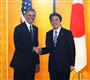 日米首脳会談を前に握手する安倍首相（右）とオバマ米大統領＝２４日午前、東京・元赤坂の迎賓館（代表撮影）