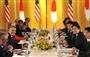 日米首脳会談に臨む安倍首相（右から２人目）とオバマ米大統領（左から３人目）＝２４日午前、東京・元赤坂の迎賓館（代表撮影）