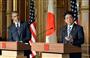 会談後、共同記者会見をするオバマ米大統領（左）と安倍首相＝２４日午後０時５６分、東京・元赤坂の迎賓館（代表撮影）