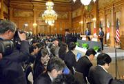 会談後、行われた安倍首相とオバマ米大統領の共同記者会見＝２４日午後、東京・元赤坂の迎賓館（代表撮影）