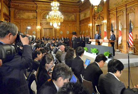 会談後、行われた安倍首相とオバマ米大統領の共同記者会見＝２４日午後、東京・元赤坂の迎賓館（代表撮影）