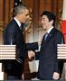 共同記者会見を終え、握手を交わす安倍首相とオバマ米大統領＝２４日午後、東京・元赤坂の迎賓館（代表撮影）