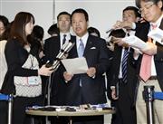 フロマン米通商代表との協議を終え、記者団の質問に答える甘利ＴＰＰ相＝２４日午後、内閣府