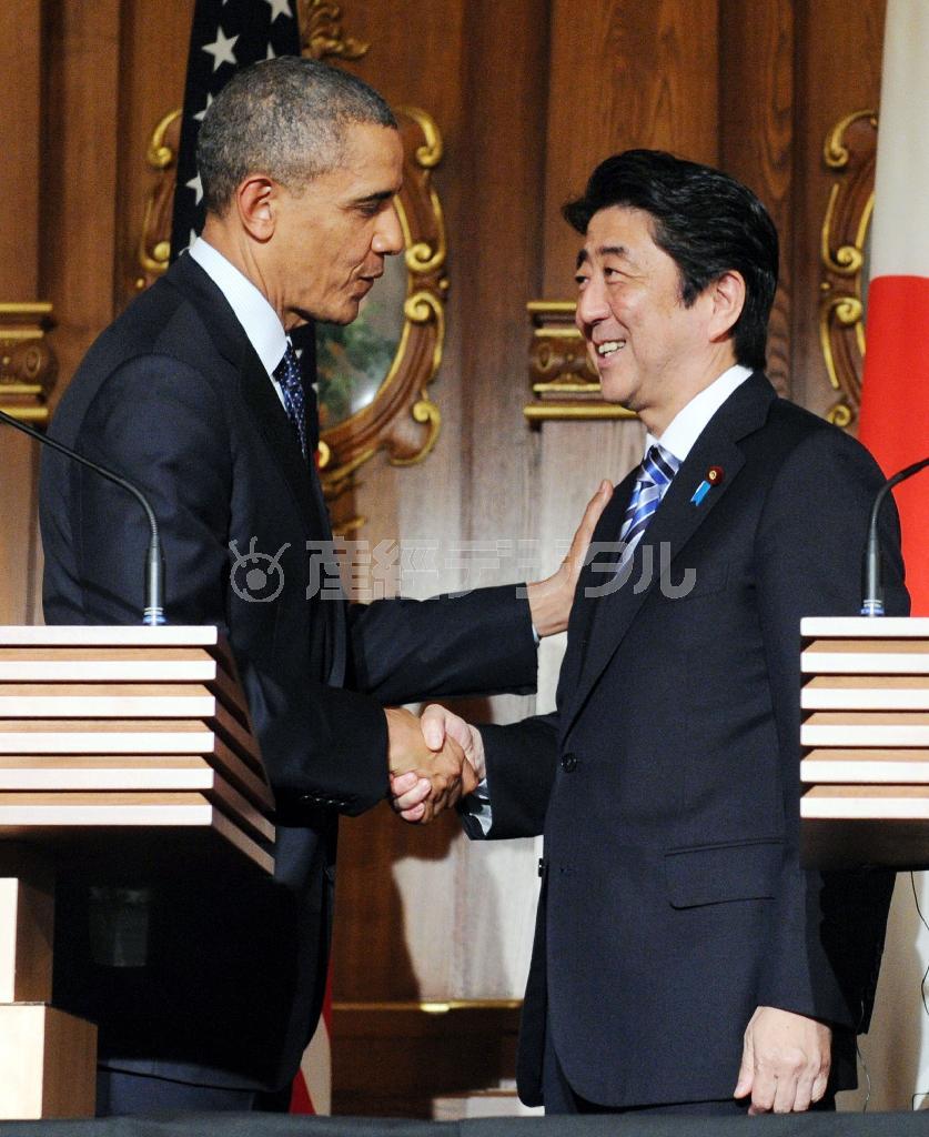 共同記者会見を終え、握手を交わす安倍晋三（しんぞう）首相（右）とバラク・オバマ米大統領。成果を得てもなお微妙な「シンゾー」「バラク」関係だ＝２０１４年４月２４日、東京都港区元赤坂の迎賓館（代表撮影）