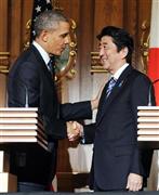 共同記者会見を終え、握手を交わす安倍晋三（しんぞう）首相（右）とバラク・オバマ米大統領。成果を得てもなお微妙な「シンゾー」「バラク」関係だ＝２０１４年４月２４日、東京都港区元赤坂の迎賓館（代表撮影）