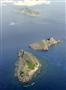 沖縄県・尖閣諸島。手前から南小島、北小島、魚釣島＝２０１２年９月２日（共同通信社特別機から撮影）