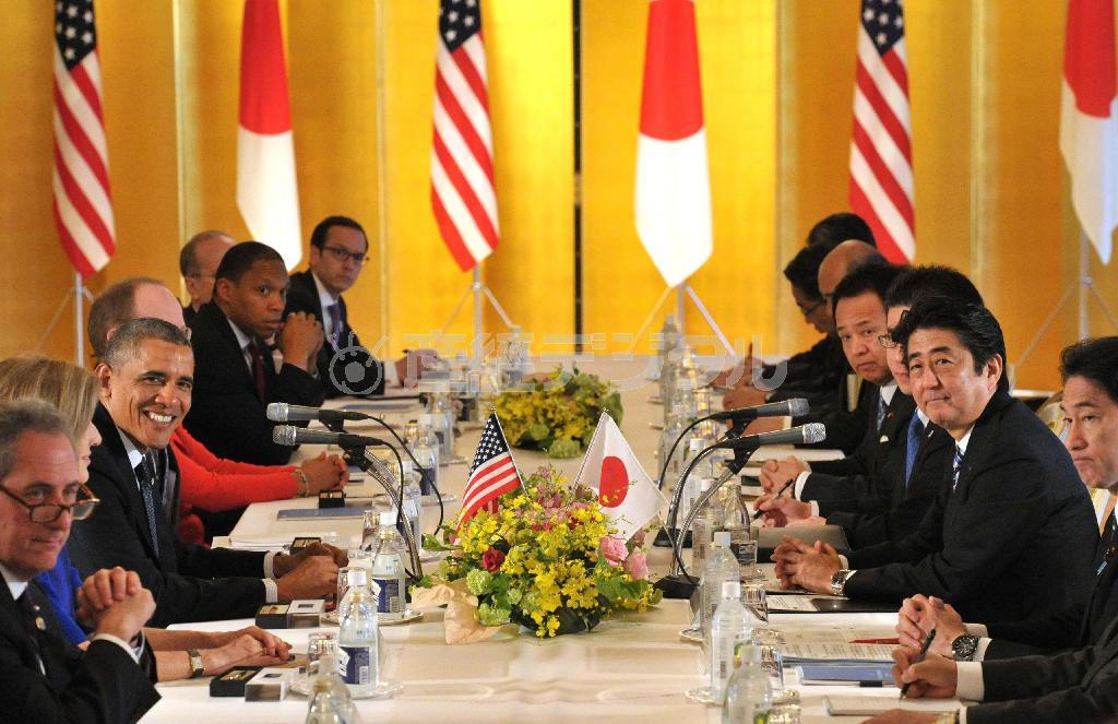 日米首脳会談に臨む安倍晋三（しんぞう）首相（右から２人目）とバラク・オバマ米大統領（左から３人目）。きしんだ日米関係はリセットされたが、安倍政権が直面する課題は少なくない＝２０１４年４月２４日午前、東京都港区元赤坂の迎賓館（代表撮影）