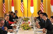 日米首脳会談に臨む安倍晋三（しんぞう）首相（右から２人目）とバラク・オバマ米大統領（左から３人目）。きしんだ日米関係はリセットされたが、安倍政権が直面する課題は少なくない＝２０１４年４月２４日午前、東京都港区元赤坂の迎賓館（代表撮影）