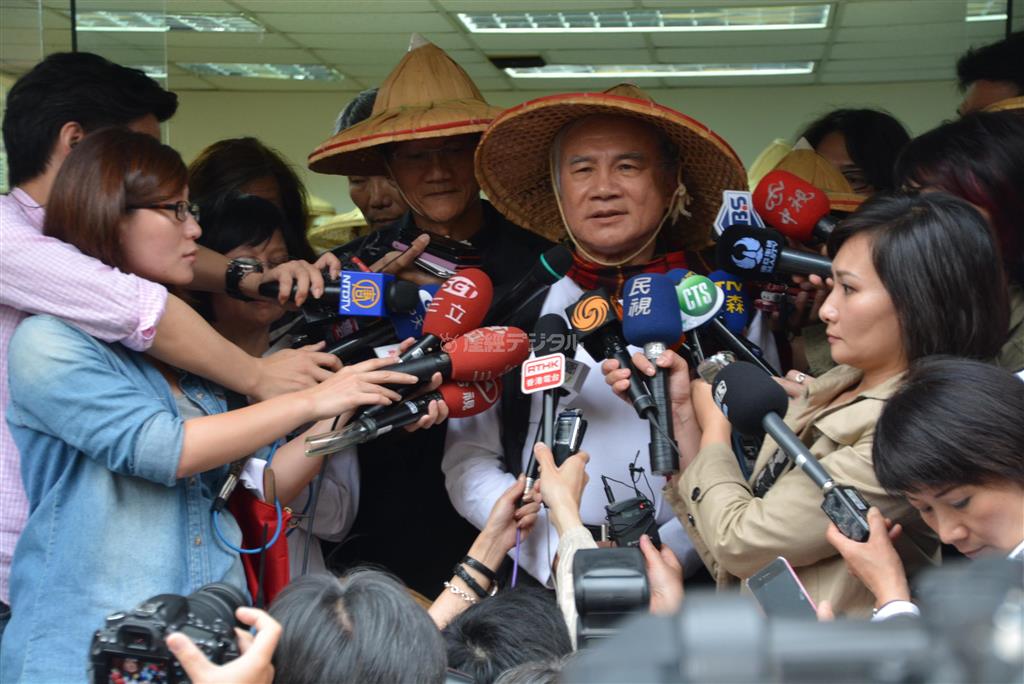 台湾電力第４原発建設中止を求めるハンガーストライキ開始前に、記者会見した野党・民進党元主席の林義雄氏（中央）。原発問題は議場占拠に続く台湾政界の“火種”だ＝２０１４年４月２２日、台湾・台北（吉村剛史撮影）