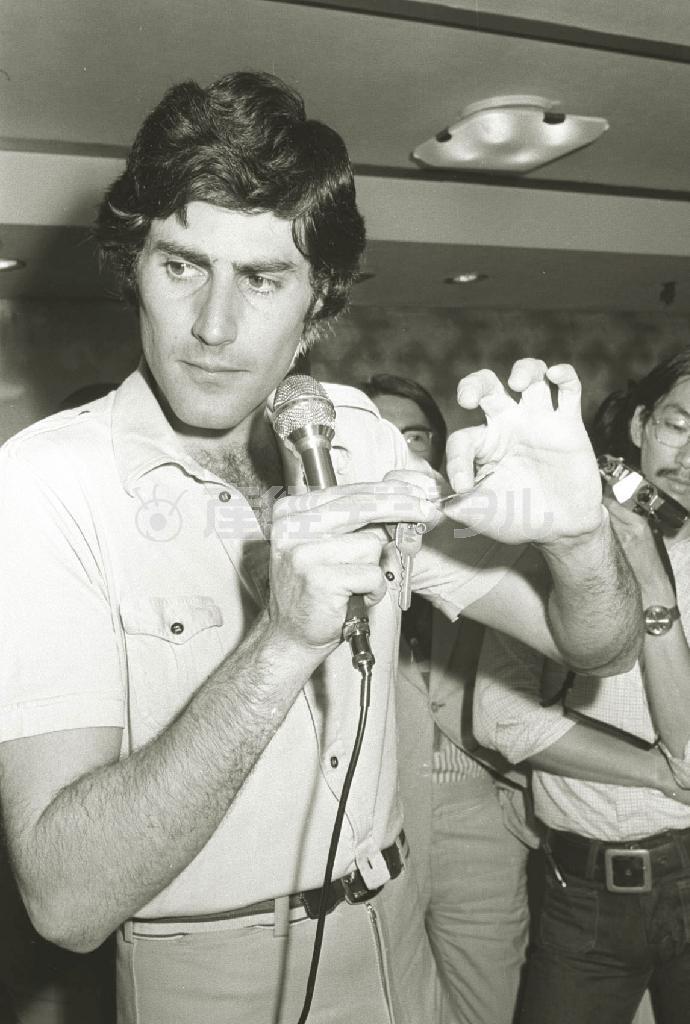 “超能力”のスプーン曲げで日本でも大人気となったイスラエル生まれのユリ・ゲラーさん＝１９７５年７月７日（産経新聞撮影）