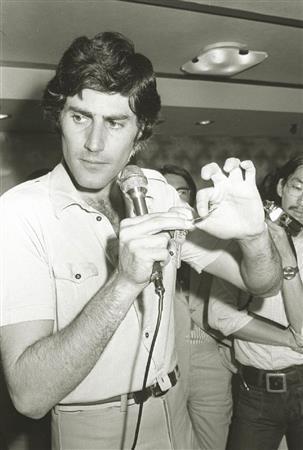 “超能力”のスプーン曲げで日本でも大人気となったイスラエル生まれのユリ・ゲラーさん＝１９７５年７月７日（産経新聞撮影）