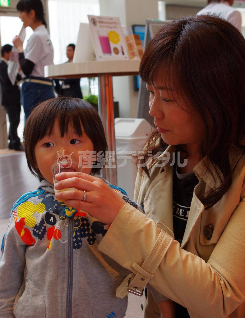 子供も大好きなスムージー＝２０１４年４月２１日（ニュースペース・コム提供）