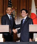 共同記者会見を終え、握手を交わす安倍首相（右）とオバマ米大統領＝２４日午後１時２９分、東京・元赤坂の迎賓館（代表撮影）