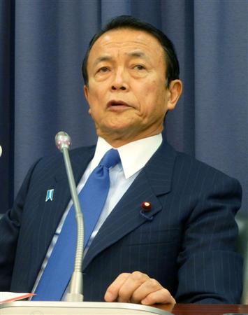 記者会見する麻生財務相＝２５日午前、財務省