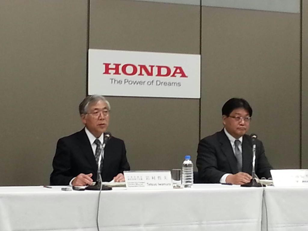 決算発表するホンダの岩村哲夫副社長（左）＝２５日、東京都港区