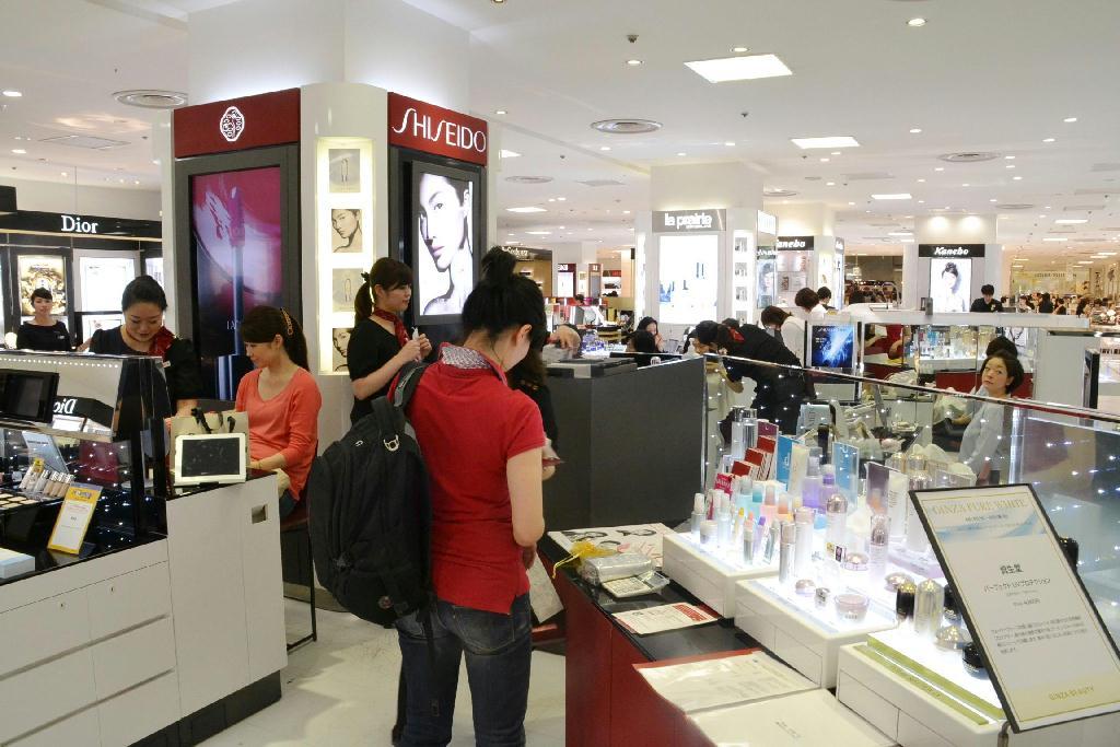 想定以上の駆け込み需要で、百貨店の化粧品売り場は活況だった＝東京都中央区の松屋銀座（西村利也撮影）