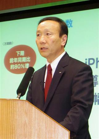 業績悪化などを受け、賞与カットを発表するＮＴＴドコモの加藤薫社長＝２５日、東京都千代田区