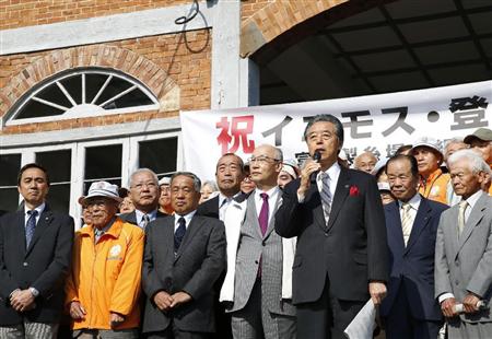 世界文化遺産登録の勧告を受け、富岡製糸場であいさつする富岡市の岩井賢太郎市長（前列右から３人目）＝２６日午前、群馬県富岡市