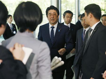 日米共同声明について説明するため、待ち受ける記者団のもとへ歩み寄る安倍首相＝２５日、首相官邸