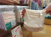 ワコールのパッド内蔵型吸収ショーツ。しっかりと尿を吸収できるよう工夫されている＝大阪市北区の阪神百貨店梅田本店