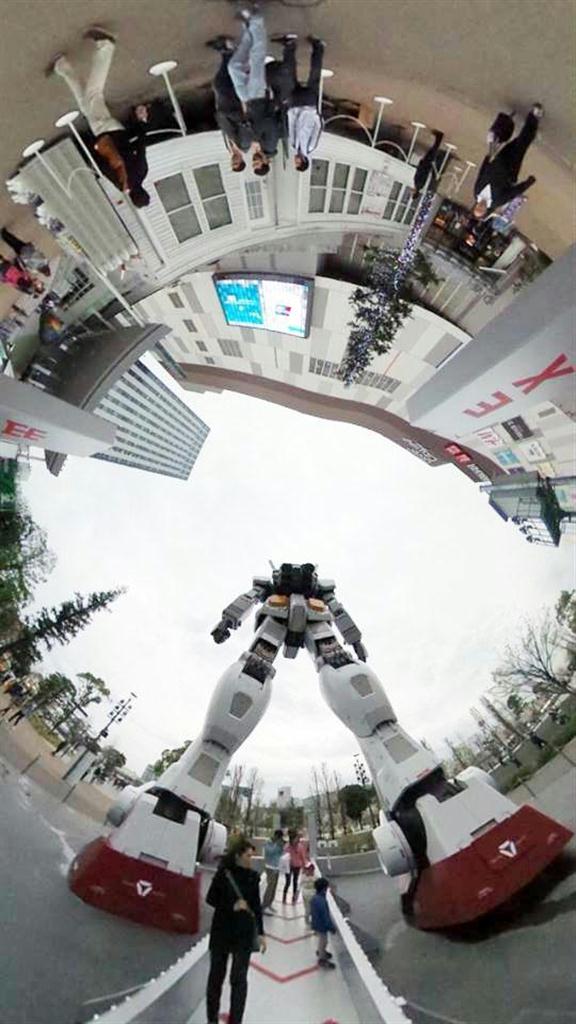 東京・青海の「等身大ガンダム」の足元でパチリ。画像を縮小することで、魚眼レンズの「味」も楽しむことができる