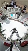 東京・青海の「等身大ガンダム」の足元でパチリ。画像を縮小することで、魚眼レンズの「味」も楽しむことができる