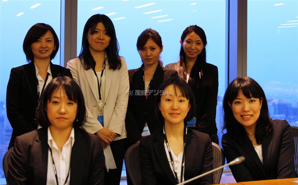 メンバーは、女性ばかり１１名。「若手にここまで仕事を任せてもらえる証券会社は他にないので、やりがいを感じています」と話す小南陽子氏（前列右端）＝２０１４年４月１５日（提供写真）