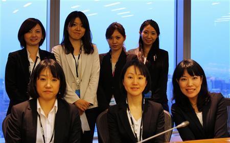 メンバーは、女性ばかり１１名。「若手にここまで仕事を任せてもらえる証券会社は他にないので、やりがいを感じています」と話す小南陽子氏（前列右端）＝２０１４年４月１５日（提供写真）