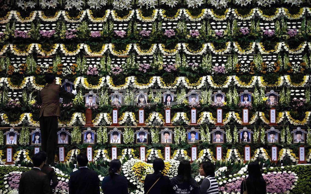 犠牲となった高校生の遺影が並べられた祭壇には、遺族や友人が集まり、黙祷（もくとう）をささげた＝２３日、韓国・安山（ロイター）