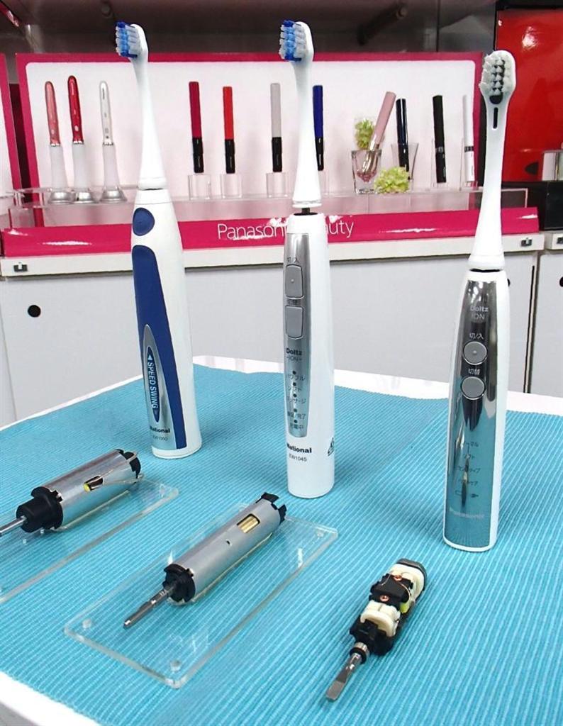 パナソニックの電動歯ブラシの新製品「ドルツＥＷ－ＤＥ４３」（右）。左側２つの従来モデルよりもモーターを小型化し、持ちやすくした