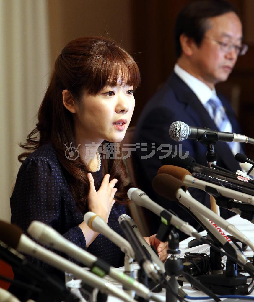 会見する小保方晴子氏。右奥は代理人の三木秀夫弁護士＝９日午後、大阪市北区（彦野公太朗撮影）