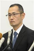 厳しい表情で記者会見に臨む山中伸弥京都大教授＝２８日午後、京都市左京区