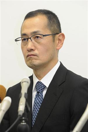 厳しい表情で記者会見に臨む山中伸弥京都大教授＝２８日午後、京都市左京区