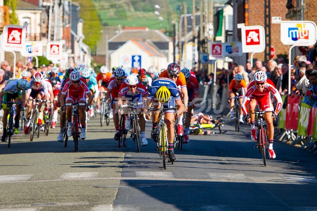 ゴール前で黒枝士揮が転倒。１５番手、ポイント圏内にいただけに残念なアクシデントだった＝２０１４年４月、フランス・ノルマンディー地方（田中苑子さん撮影）