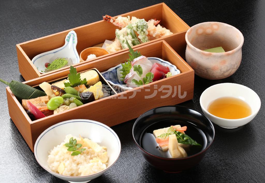 京料理の魅力がコンパクトにまとめられた昼食限定の弁当
