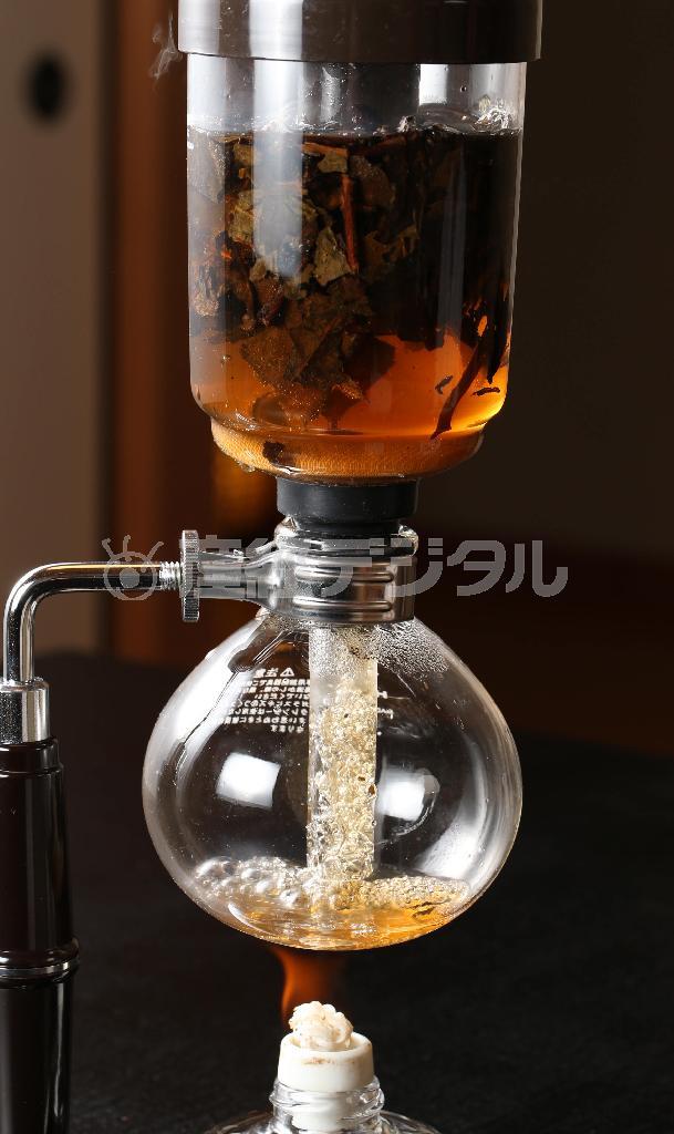 サイフォン仕立ての宇治茶。日本茶本来のコクをさらに引き立てる