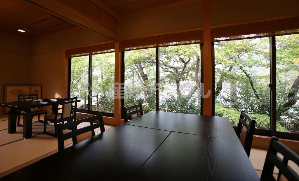 四季を織りなす屏風に見立てた客室のガラス窓＝２０１４年４月１７日、京都府宇治市（恵守乾撮影）