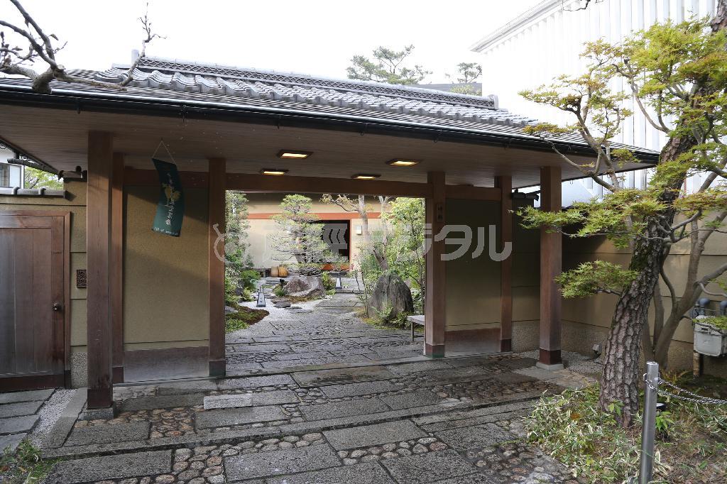 歴史を感じさせる竹林の表玄関＝２０１４年４月１７日、京都府宇治市（恵守乾撮影）